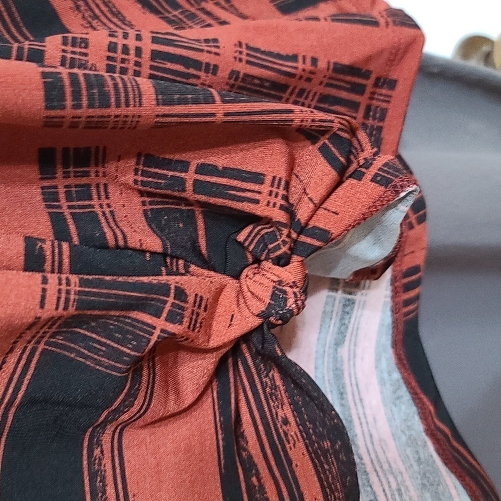 NWT Avenue Womens Blouse Rust/Blk V-neck Stretch Comfort Size 18/20 - Picture 2 of 9